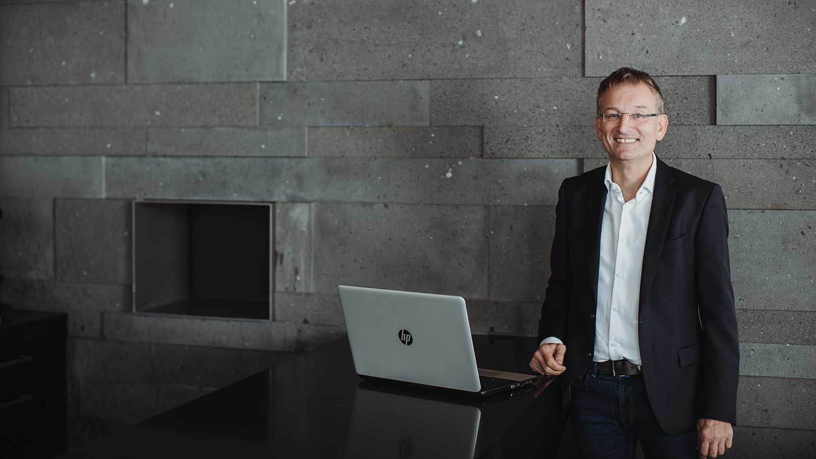 
              Hallo, ich bin <br/> Wolfgang Rommel,            